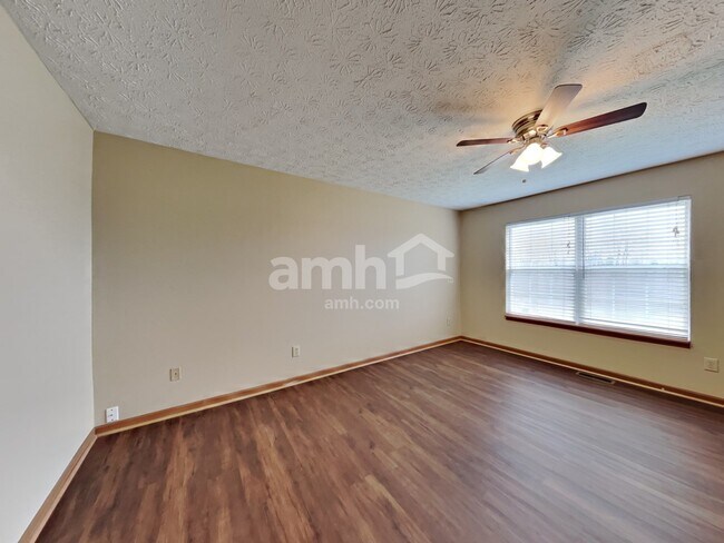 Building Photo - 998 Canary Creek Dr