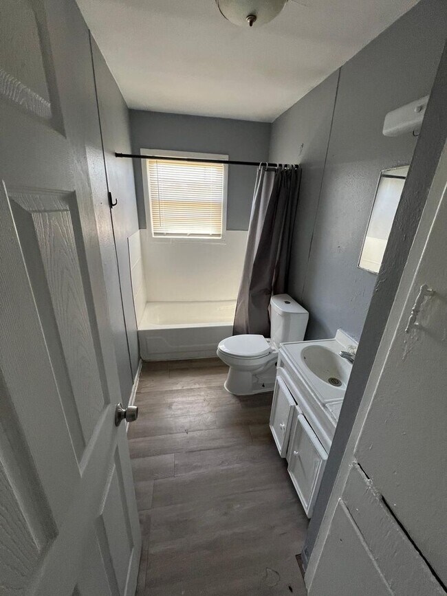 Building Photo - $0 First Month's Rent / $0 Deposit at Move-in