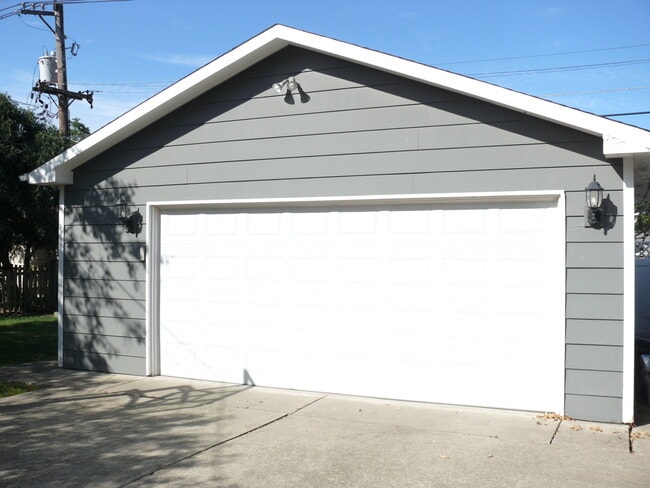 Building Photo - 4544 Franklin Ave