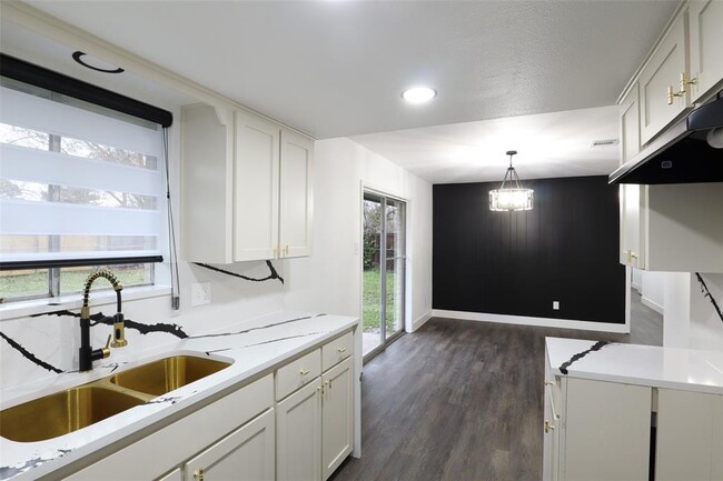 Building Photo - 7706 Garsee Dr