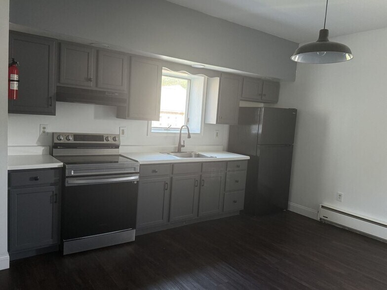 Building Photo - 132 E Main St