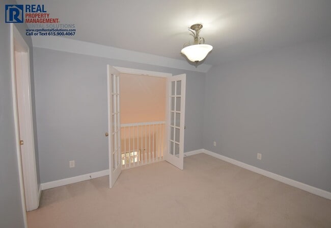 Building Photo - Charming 3 bd 2.5 ba townhouse! Washer/dryer included and attached garage!