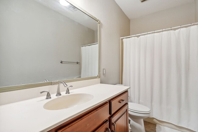 Building Photo - Gorgeous 3 Bed/ 2 Bath Single- Family Home