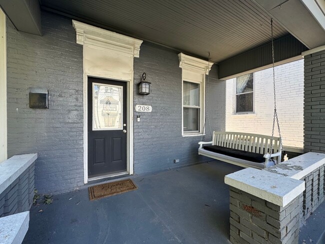 Building Photo - Recently Renovated 4 Bed/2 Bath House in H...