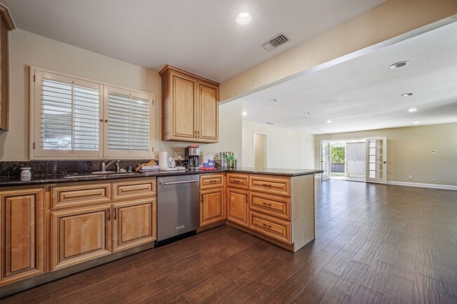 Building Photo - Beautifully Renovated 3-Bedroom Home in Pr...