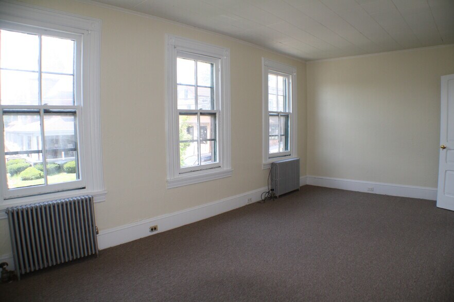 Primary Photo - 331 E Main St