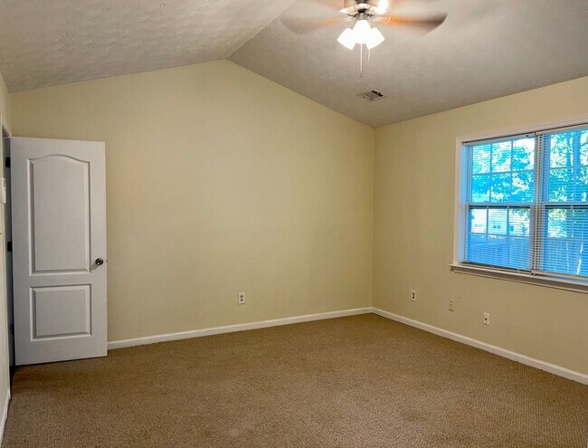 Building Photo - Spacious 3 Bed/2 Bath Ranch with Over 1800...