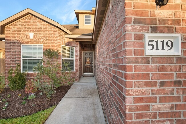 Building Photo - 5119 Harbor Palm Dr