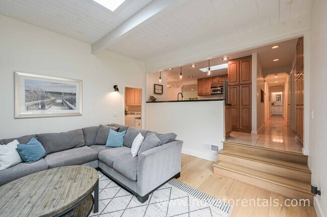 Building Photo - 44 Trish Dr