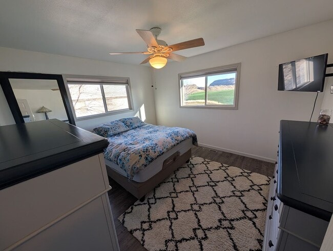 Building Photo - Large 5 Bedroom 2 Bath House - Pet-Friendly