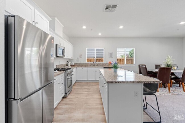 Building Photo - 4 Bed 2 Bath