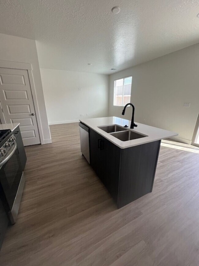 Building Photo - SPACIOUS HOME FOR RENT!