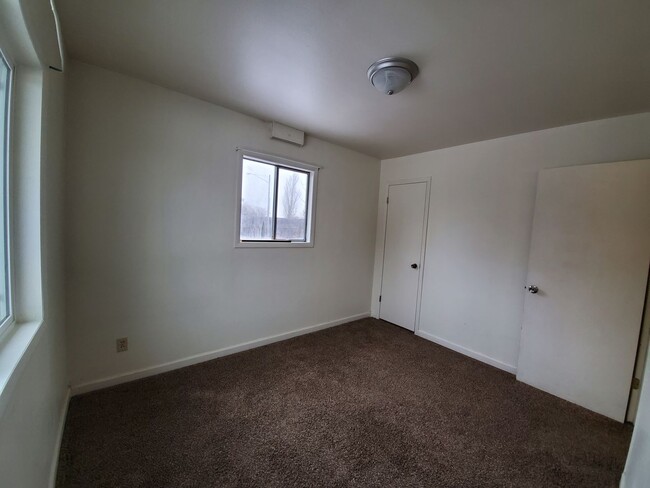 Building Photo - 3 bedroom 1 bath home with 1 car garage an...