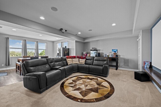 Building Photo - 15411 Village Cir E
