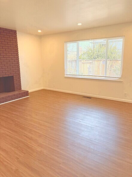 Building Photo - 844 Doyle Rd