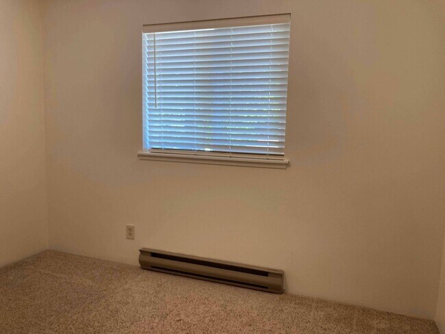 Building Photo - 3 br, 1 bath House - 141 Laguna Ct