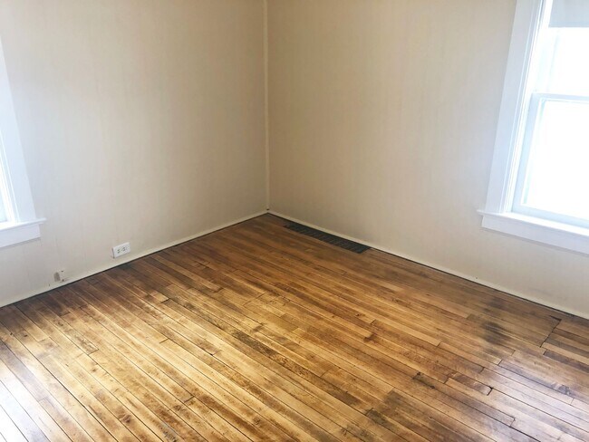 Building Photo - 6-Bedroom, 2-Bath Home Just A Few Blocks From Downtown