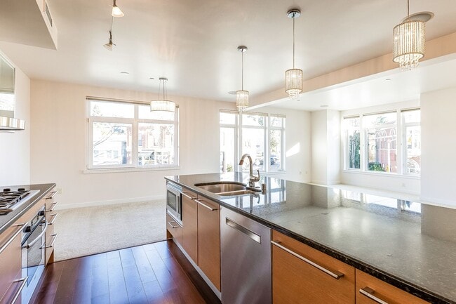 Building Photo - Stunning 2 Bedroom 2 Bath condo, with 2 Parking spots in the heart of vibrant Kirkland for Rent