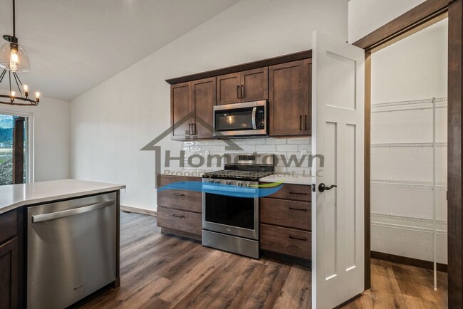 Building Photo - 3-Bedroom, 2-Bathroom Home with 3-Car Gara...