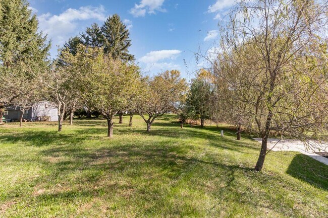 Building Photo - 927 E Lisburn Rd