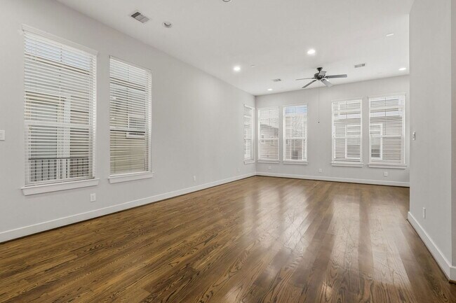 Building Photo - 2441 Charleston St