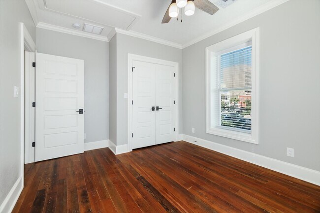 Building Photo - 405 24th St