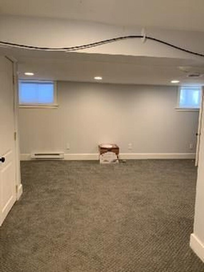 Building Photo - AVAILABLE AUGUST -  3 BED 2 BATH