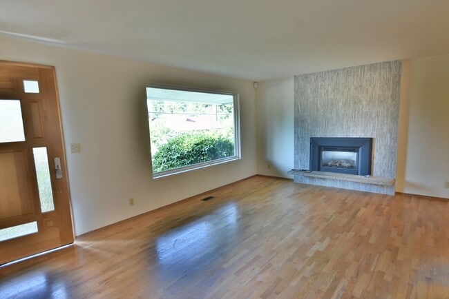 Building Photo - 5Bd/1.75Ba Mountlake Terrace House