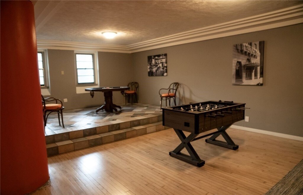 Recreation room - 140 Linden Ave