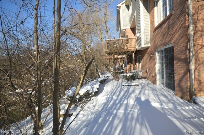 Building Photo - 42965 River Bend Dr