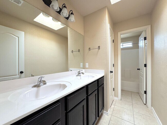 Building Photo - Sandstone Ranch Estates 4Bed/2.5bath Refrig A/C!