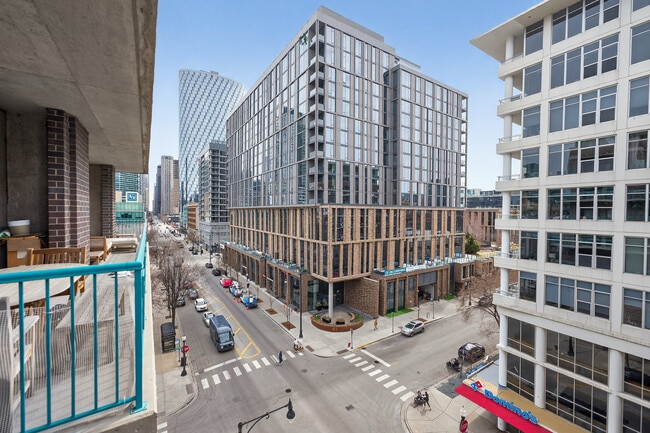 Building Photo - 910 W Madison St