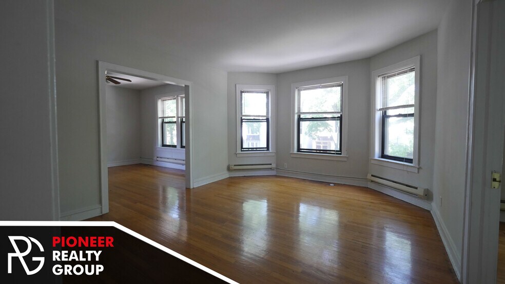 Primary Photo - 1129 W Oakdale Ave