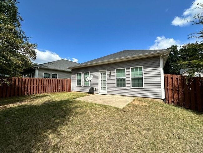 Building Photo - 3 bed/2 bath home with 1-car garage for re...