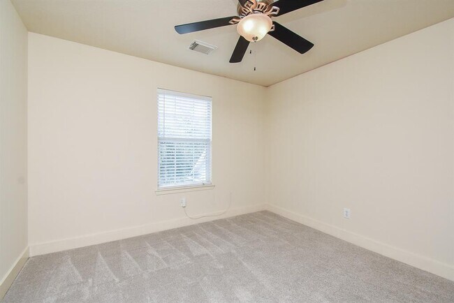 Building Photo - 5726 Silver Oak