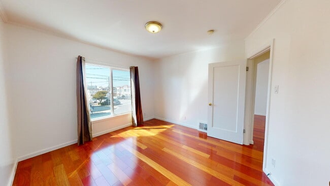 Building Photo - Charming Outer Sunset Single Family Home w...