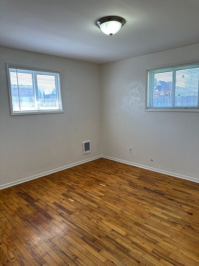 Building Photo - 3 Bedroom 1.5 Bathroom Home WSG Included! ...