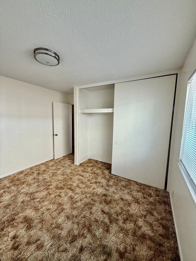 Building Photo - 287 E Elm St