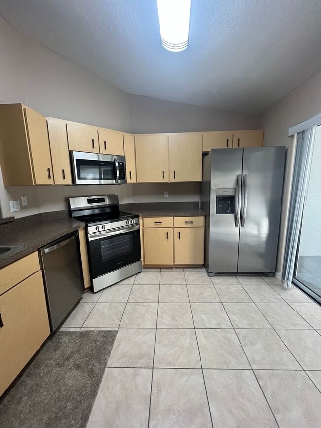 Building Photo - Charming 2 bedroom, 2 bathroom dulplex loc...