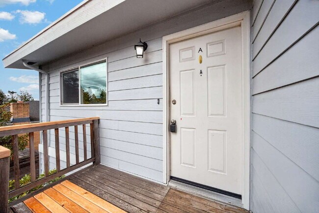 Building Photo - Top floor Duplex in Kent.  4 beds 2 bath with Very large fenced yard and 2 car garage. RENT $3050...