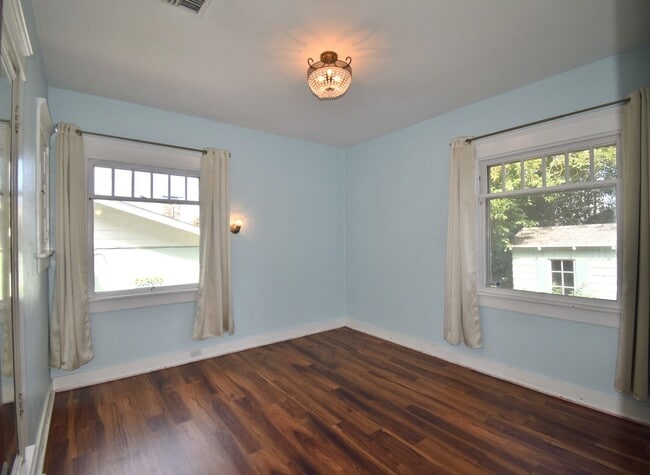 Building Photo - Beautiful Unique Home in Downtown Lebanon!