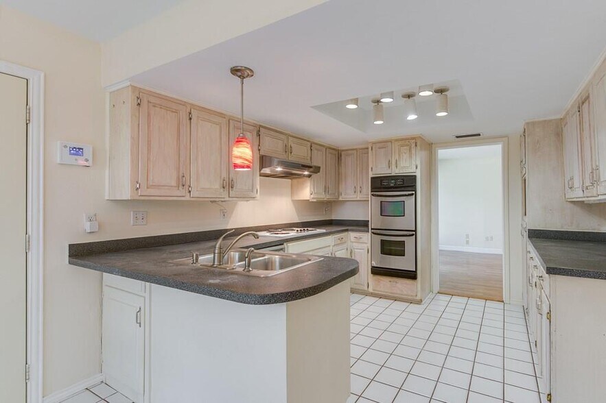 kitchen - 2000 Geneva Dr