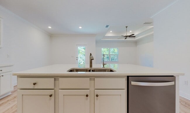 Building Photo - 4 Bedroom Home in Paradise Cove