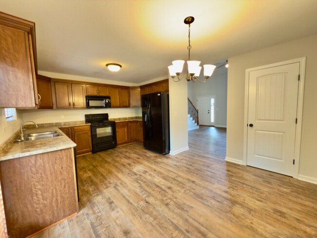 Building Photo - 638 Hidden Valley Dr