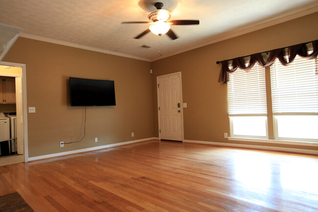 Building Photo - 3  bed, 2 bath home in Smyrna