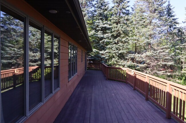 Building Photo - Stunning 4 Bedroom Home with Pond Access