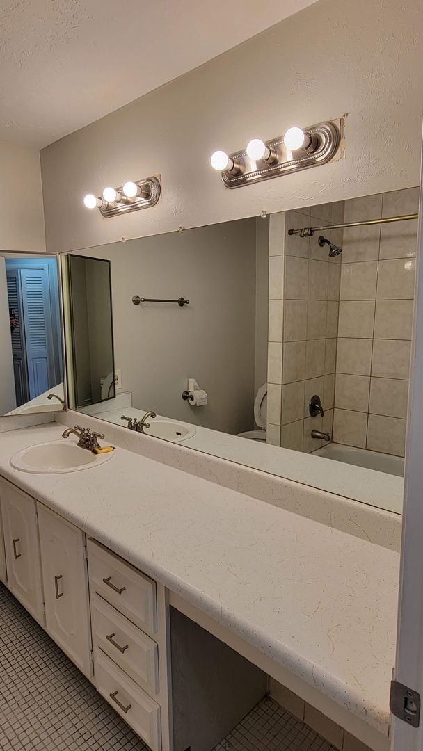 Building Photo - 3 beds 3 bath condo on the golf course