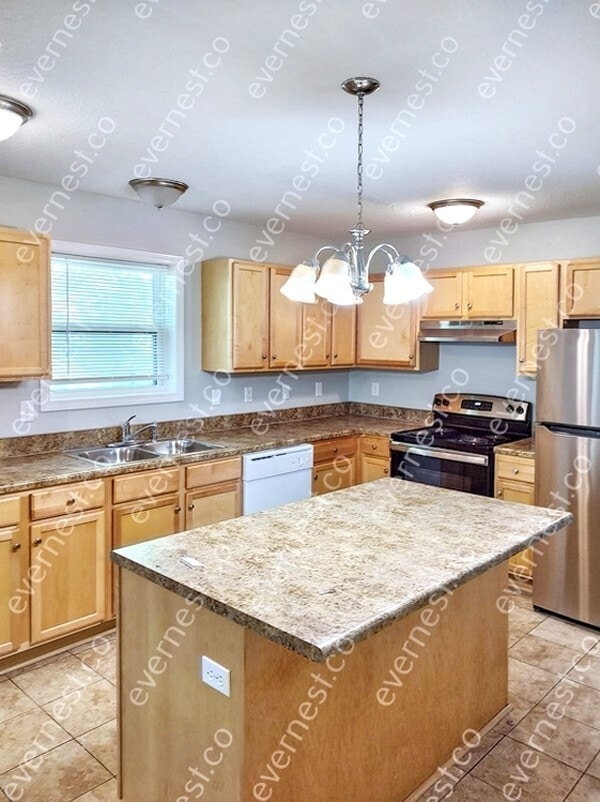 Building Photo - 4900 E 39th St