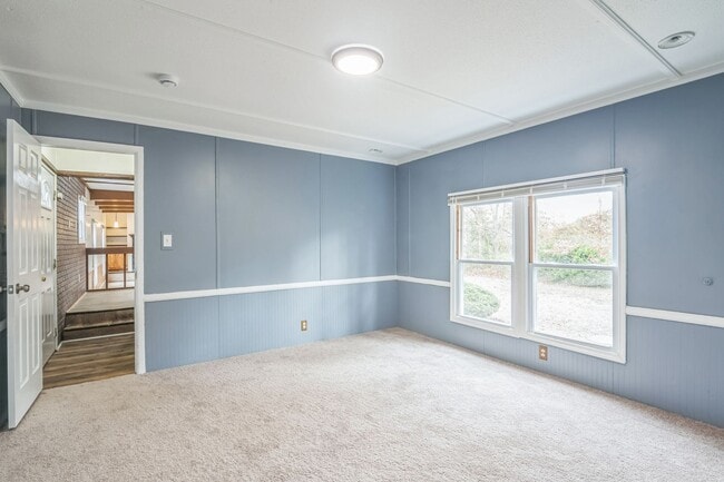 Building Photo - Updated 2 bedroom 2 bath Home in Laurel La...