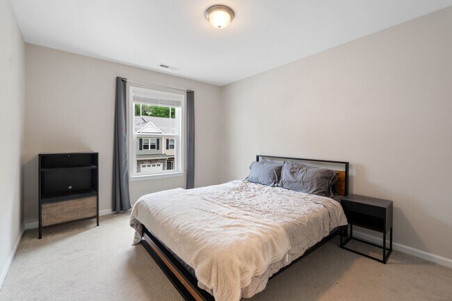 Building Photo - 3-Bedroom Townhome Available Eary July!